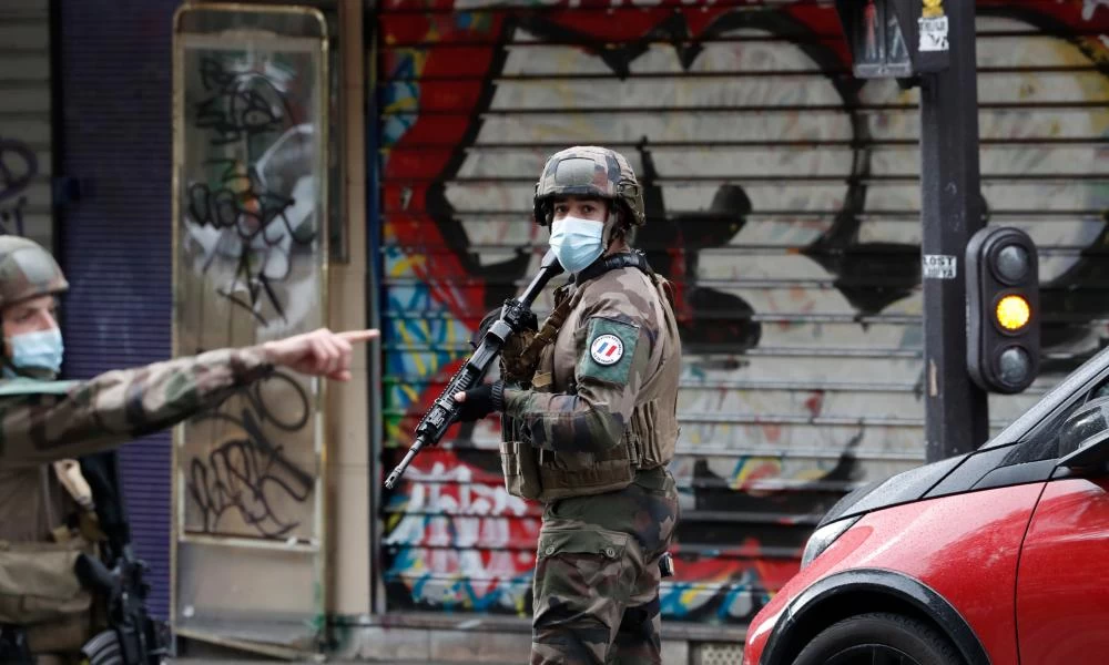 Άλλες πέντε συλλήψεις για την αιματηρή επίθεση στα παλιά γραφεία του Charlie Hebdo